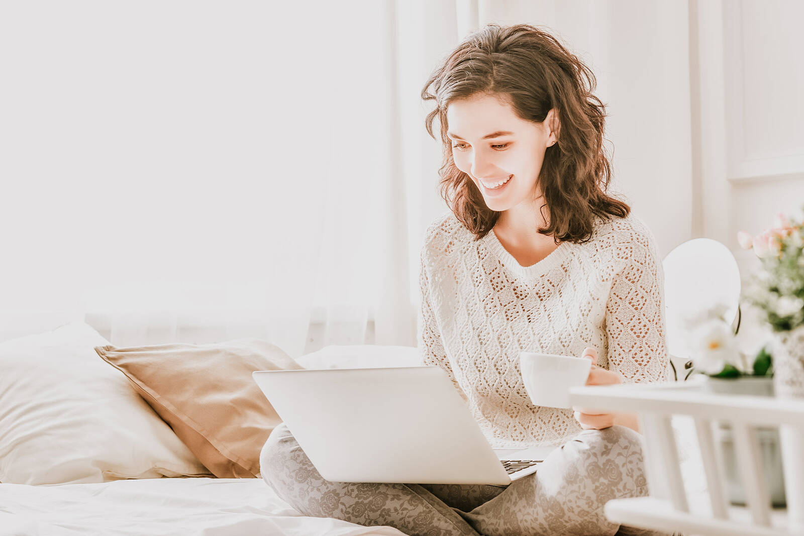 Arbeitgeberinfo zu Homeoffice, Teil 2 Abbildung: Junge Frau mit Laptop im Homeoffice