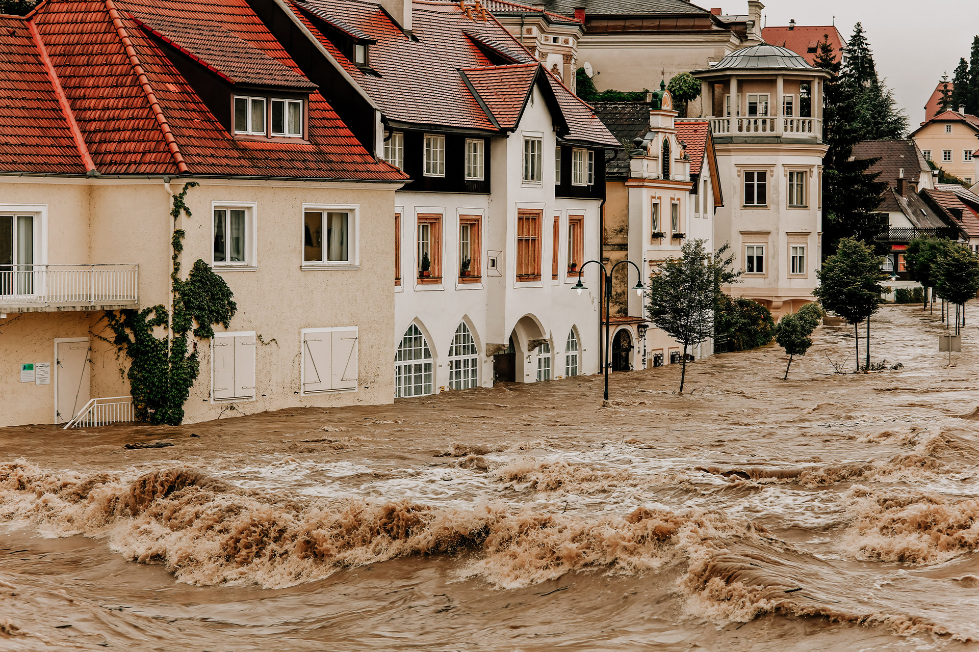 Wahler Versicherungen, Elementarversicherung: braune Sturzfluten strömen durch die Straßen